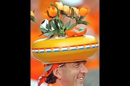 Un diez se merece toda la afición holandesa. La verdad es que no me canso de ver fotos suyas y cada una me sorprende más y más. Nunca hubiese imaginado que tantas cosas pudiesen ser de color naranja.