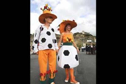La verdad es que glamur, lo que se dice glamur, no tienen. Pero als carcajadas están aseguradas con ellos en la eurocopa. Esta pareja lleva uno de los vestuarios más currados del campeonato.
