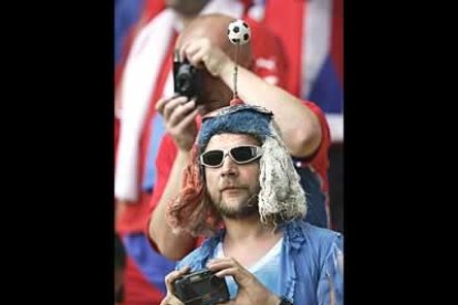 Los checos en cambio, al tener ya asegurado su pase a cuartos, no se han matado en lo que a vestuario o animar se refiere. Este<i> look </i>pordiosero, es totalmente anti-glamur.