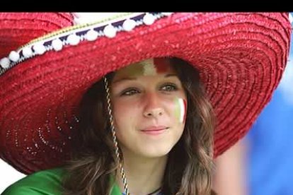 La nota de color la pusieron los sombreros mejicanos. Esta chica italiana ha sido una de las más glamurosas de la jornada.