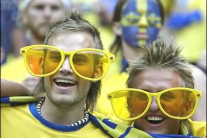 Algo más mayorcitos, aunque igualmente encantadores (jejeje, es que los hinchas suecos no tienen nada que envidiar a los jugadores de su selección), esta pareja aportó a su uniforme unas gafas de sol setenteras, setenteras.