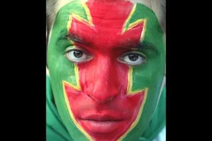El duende verde se ha escapado de Spiderman. Con estas caras no extraña que los súbditos de la «pérfida albión» saliesen derrotados.