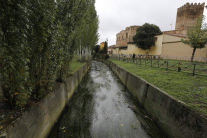 El cauce histórico que cruza el pueblo y que se ha convertido en un lugar de esparcimiento para los vecinos. RAMIRO.
