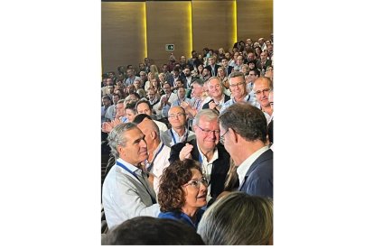 Silván saluda a Núñez Feijóo. DL
