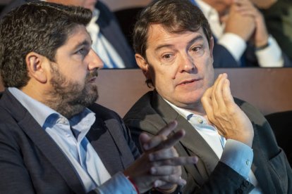 Los presidentes de Murcia, Fernando López Miras (i), y de Castilla y León, Alfonso Fernández Mañueco.  ISMAEL HERRERO