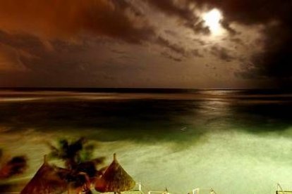 Más de 3.500 turistas españoles se encuentran en la zona costera de México donde está previsto que toque tierra hoy el huracán.