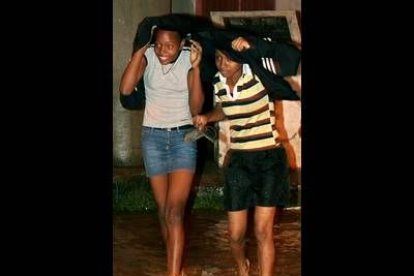 El huracán, que ya dejó 13 muertos, la mayoría en Haití, obligó a evacuar a miles de personas en las zonas costeras desde Honduras a los Cayos del sur de Florida.