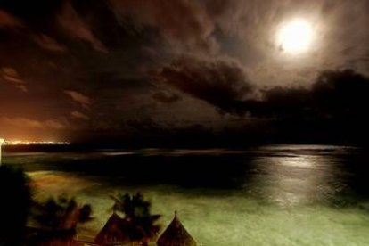 En el Caribe mexicano se decretó la alerta roja,y se comenzó a evacuar a unas 30.000 personas en Isla Mujeres y Cancún y se cerraron a la navegación los puertos marítimos del norte.
