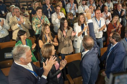 Núñez Feijóo (2d) saluda a los simpatizantes. ISMAEL HERRERO