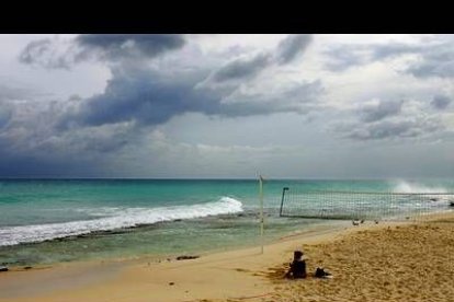 Aunque mantiene un rumbo algo errático, el huracán amenaza con azotar también las costas de Cuba con la máxima intensidad en las próximas 36 horas.