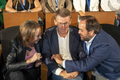Núñez Feijóo, junto a la portavoz del partido en el Congreso, Cuca Gamarra, y el presidente de la formación en Castilla-La Mancha, Paco Núñez.  ISMAEL HERRERO