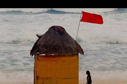 En la isla, las lluvias asociadas al huracán han causado ya graves daños en las provincias del oriente y amenazan ahora el centro y oeste del país.