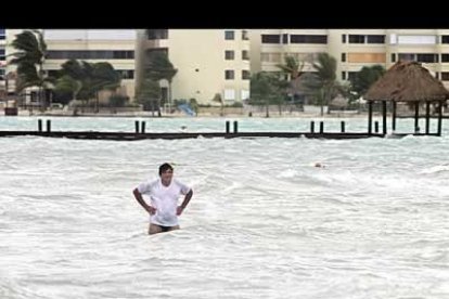 También se comenzó a evacuar a gente ese día en Isla Mujeres y Cancún y se cerraron a la navegación los puertos y aeropuertos de la zona.