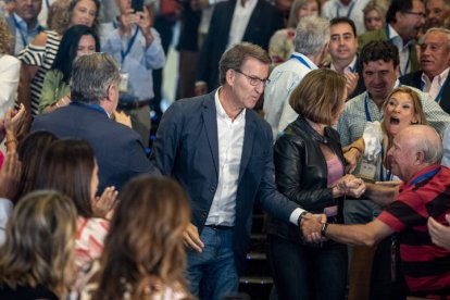 Alberto Núñez Feijóo, saluda a simpatizantes a su llegada a la primera jornada de la 25 reunión Interparlamentaria del PP.  ISMAEL HERRERO