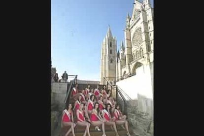 El improvisado desfile consiguió llamar la atención a los cientos de viandantes y turistas que los fines de semana pasean por el entorno del cabildo leonés.