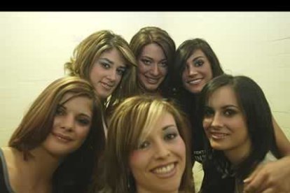Las guapas candidatas posan con soltura para los medios gráficos.