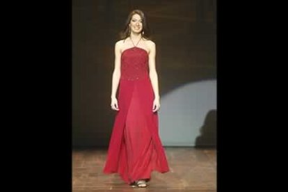 Las participantes desfilaron con modelos del diseñador Santiago García.