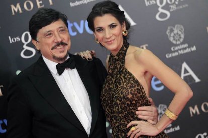 Carlos Bardem y su acompañante.