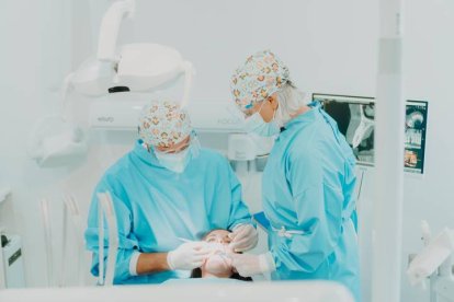 Un momento de su trabajo en una clínica que se ha convertido en un referente. DL