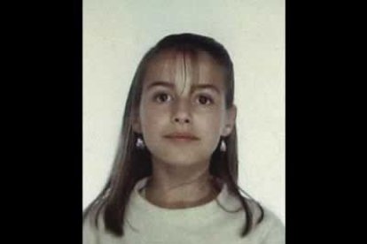 A los 14 años recién cumplidos se fue a vivir a Madrid con su familia debido a las obligaciones profesionales de su padre.