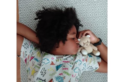 Nylsen con su osito de peluche. DL
