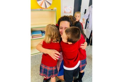 Los primeros alumnos llegan al colegio Leonés. DL