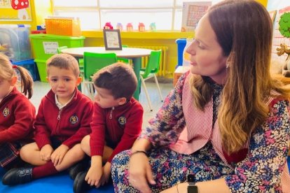 Los primeros alumnos llegan al colegio Leonés. DL