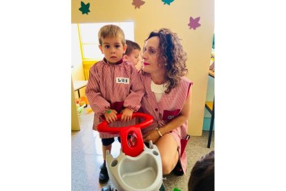 Los primeros alumnos llegan al colegio Leonés. DL