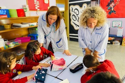 Los primeros alumnos llegan al colegio Leonés. DL