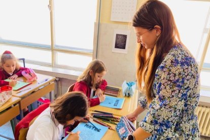 Los primeros alumnos llegan al colegio Leonés. DL