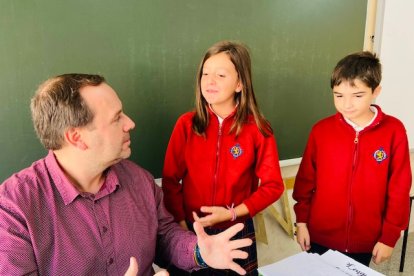 Los primeros alumnos llegan al colegio Leonés. DL