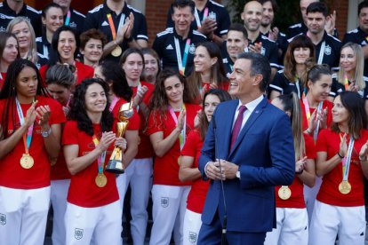 El presidente del Gobierno, Pedro Sánchez, recibe a la selección española de fútbol en La Moncloa. JUAN CARLOS HIDALGO