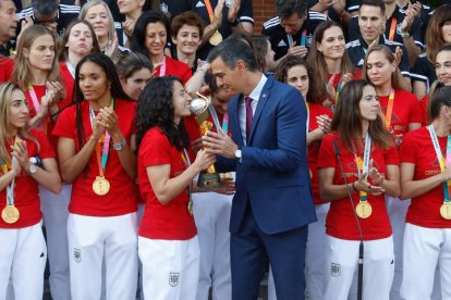 El presidente del Gobierno, Pedro Sánchez, recibe a la selección española de fútbol en La Moncloa. JUAN CARLOS HIDALGO