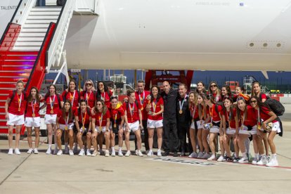 España se rinde ante las campeonas del mundo. FERNANDO VILLAR / RODRIGO JIMÉNEZ / EFE