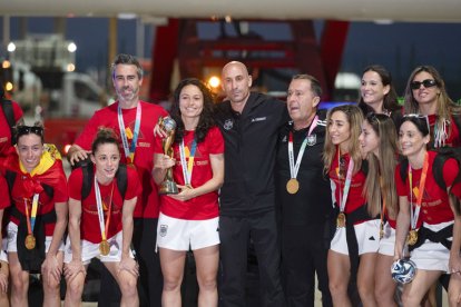 España se rinde ante las campeonas del mundo. FERNANDO VILLAR / RODRIGO JIMÉNEZ / EFE