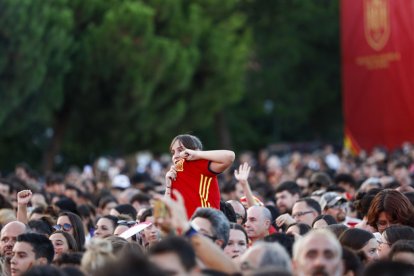 España se rinde ante las campeonas del mundo. FERNANDO VILLAR / RODRIGO JIMÉNEZ / EFE