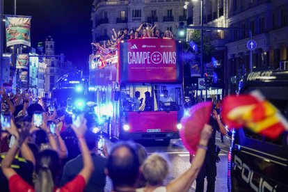 España se rinde ante las campeonas del mundo. FERNANDO VILLAR / RODRIGO JIMÉNEZ / EFE