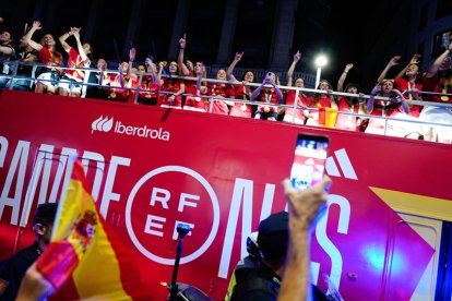 España se rinde ante las campeonas del mundo. FERNANDO VILLAR / RODRIGO JIMÉNEZ / EFE