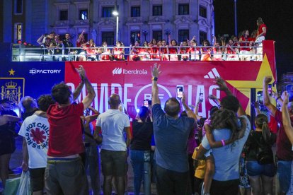 España se rinde ante las campeonas del mundo. FERNANDO VILLAR / RODRIGO JIMÉNEZ / EFE