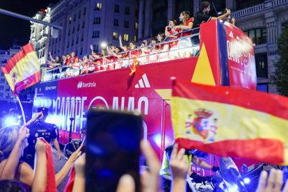 España se rinde ante las campeonas del mundo. FERNANDO VILLAR / RODRIGO JIMÉNEZ / EFE