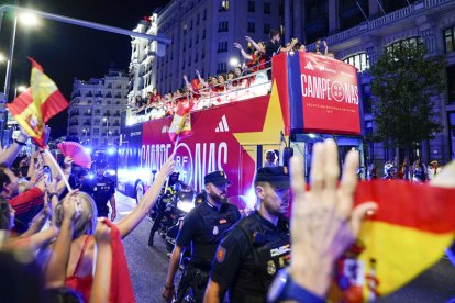 España se rinde ante las campeonas del mundo. FERNANDO VILLAR / RODRIGO JIMÉNEZ / EFE