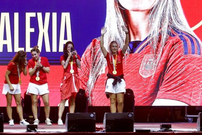 España se rinde ante las campeonas del mundo. FERNANDO VILLAR / RODRIGO JIMÉNEZ / EFE