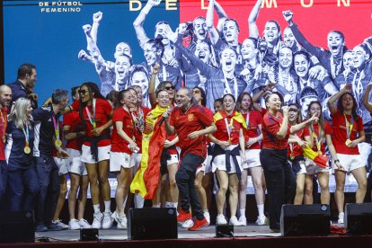 España se rinde ante las campeonas del mundo. FERNANDO VILLAR / RODRIGO JIMÉNEZ / EFE