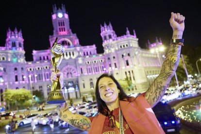 España se rinde ante las campeonas del mundo. FERNANDO VILLAR / RODRIGO JIMÉNEZ / EFE