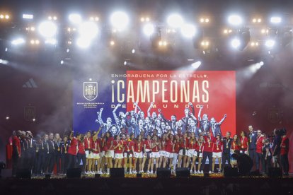 España se rinde ante las campeonas del mundo. FERNANDO VILLAR / RODRIGO JIMÉNEZ / EFE