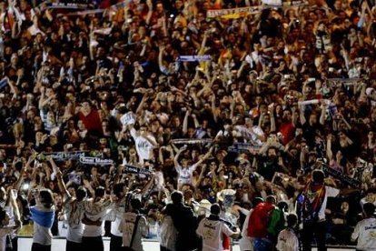 Minutos antes del pitido final del encuentro que los blancos ganaron en Pamplona ante el Osasuna (1-2), los seguidores madridistas fueron acercándose a las inmediaciones de la diosa de piedra para celebrar la reválida del título liguero.