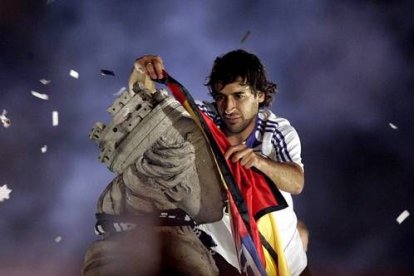 La estatua de Cibeles se reencontró con el capitán del Real Madrid, Raúl González, quien, por segundo año consecutivo, escaló hasta la cabeza de la diosa para adornarla con los atributos del club campeón de la Liga 2007-2008.