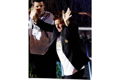 Shuster saluda a los miles de aficionados madridistas congregados en la Cibeles.