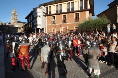 La Asociación Caballeros de Ulver ha recreado el famoso asedio de los irmandiños al Castillo de Ponferrada en 1467. Las puntas de las flechas eran de goma, las espadas romas, la pólvora de fogueo pero los insultos entre los combatientes sonaban de verdad: '¡Sois una rata, Conde!' gritaron los campesinos díscolos para empezar la pelea con la Casa de Lemos. ANA F. BARREDO