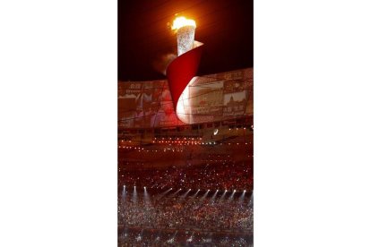 Momento en el que se ha encendido la llama olímpica durante la ceremonia de inauguración de Pekín 2008